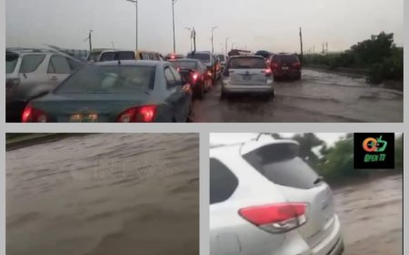 Thursday Flood Causes Traffic Gridlock, Commuters Frustrated As Vehicles Swim Through Lagos-Ibadan Long Bridge