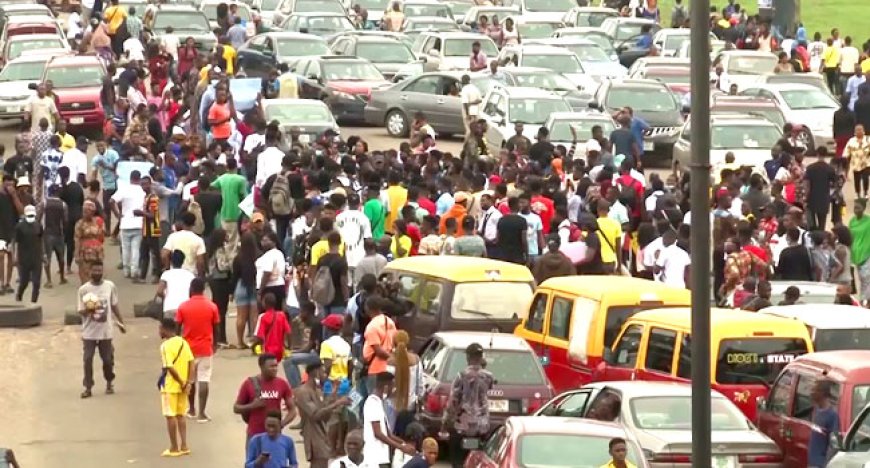 UNIBEN Students Halt Traffic, Block Benin-Ore Highway to Protest Power Outage