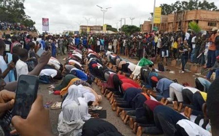 Christian Protesters Form Human Shield for Their Muslim Counterparts While Observing Zuhr Prayer During Protest in Jos