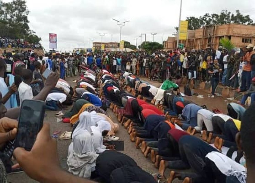 Christian Protesters Form Human Shield for Their Muslim Counterparts While Observing Zuhr Prayer During Protest in Jos