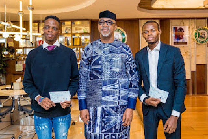 Abiodun Presents 10M Cheque, Honours Unilag Best Graduates With Education Ambassadors of Ogun