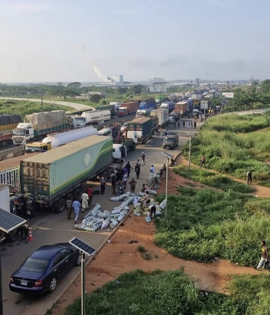Motorists, Commuters Groan As Gridlock Take Over Sagamu-Interchange, Lagos-Ibadan Axis