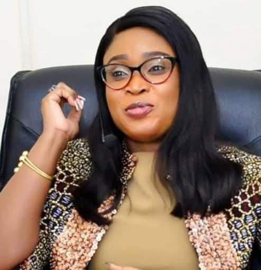 Festive Philanthropy: Sola Arobieke, Investment Chief, Spreads Festive Cheer with Gifts to APC Leaders in Odogbolu Local Government